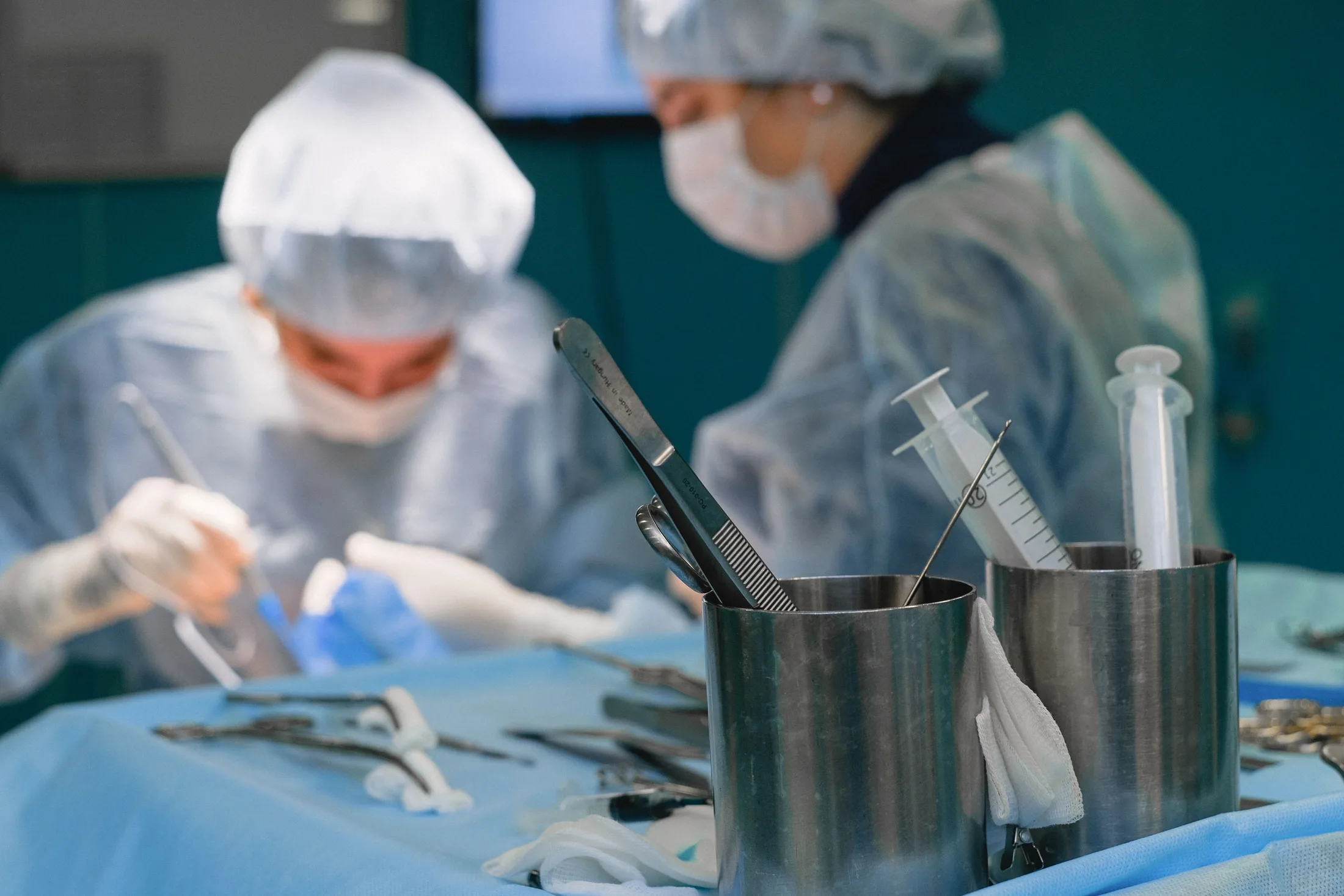 Equipe cirúrgica em ambiente hospitalar